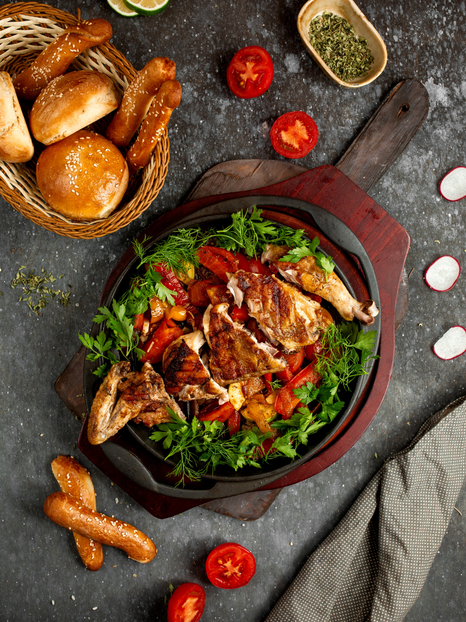 Mesa mediterránea con un plato de verduras, cerámica y tonos naturales
